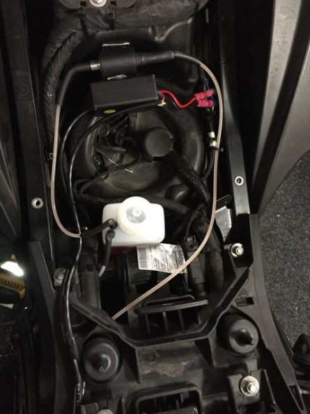 Under the seat there's not a lot of space, but still you can fit all the parts junctionbox_pump_container.jpg