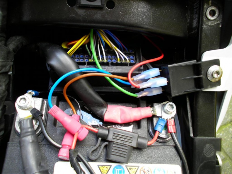 OK, this needs a bit of tidying up, as there are also wires for the battery charger and Sat-Nav.
The most important item is the added relay. ( 5 Euro )
To power non-BMW accessoires this is very convenient. relais (Large).JPG