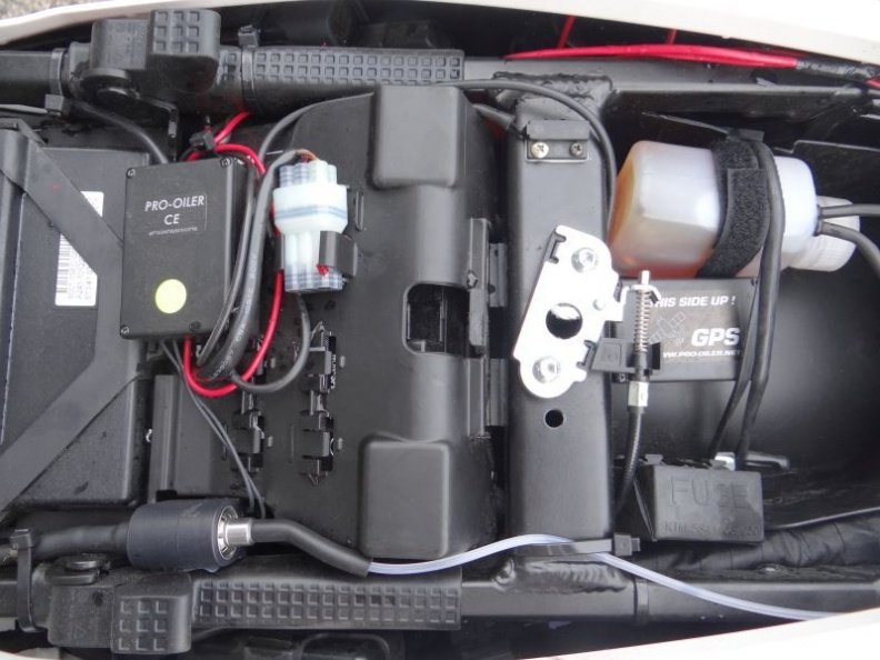 Another view of the storage compartment, a switched 12 Volt is taken from the license plate light and a 5 dollar relay is added to provide a reliable power supply. pump container junction box.jpg